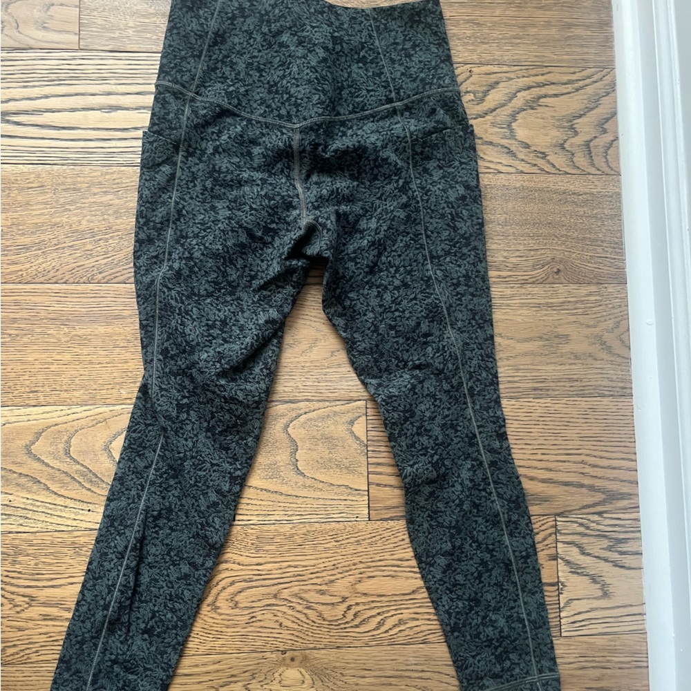 Athleta Salutation stash pocket 7/8 leggings